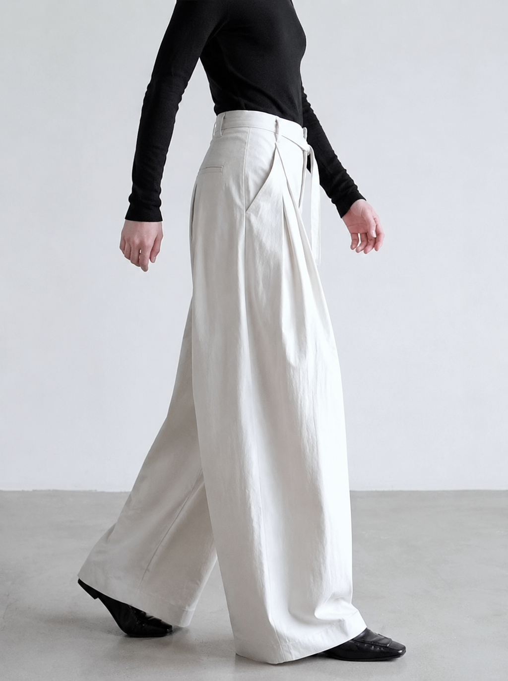 Off-white high-waisted pleated wide-leg balloon pants