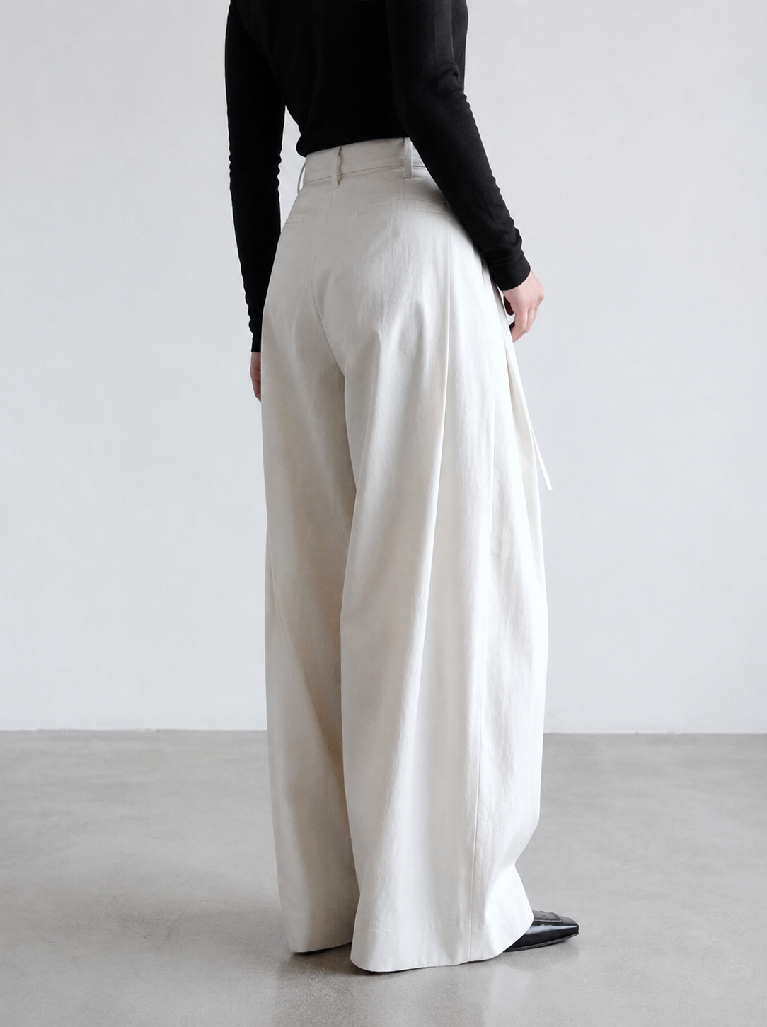 Off-white high-waisted pleated wide-leg balloon pants